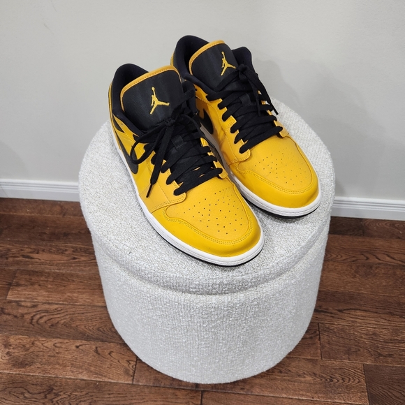 Jordan 1's Low - Picture 2 of 15